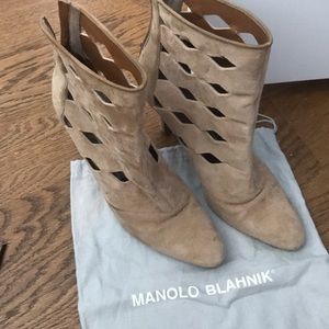 Manolo blahnik light brow suade booties